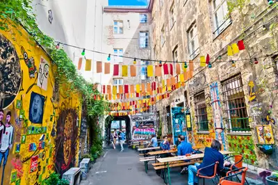 Utenfor allfarvei i Mitte