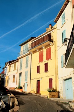 Sentrum av Hyeres er preget av flotte villaer i milde pastellfarger. Foto: Runar Larsen
