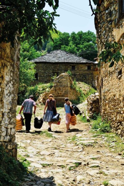 Vårt lille landsbytokt er likevel ingen melankolsk reise. Det er en ferd i livskraft og glede, latter og vennlighet. Foto: Gjermund Glesnes
