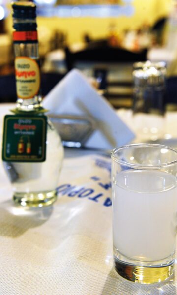 Ouzo skal ikke drikkes rent, men med to deler vann og en del sprit. Da får den riktig tåkefarge.