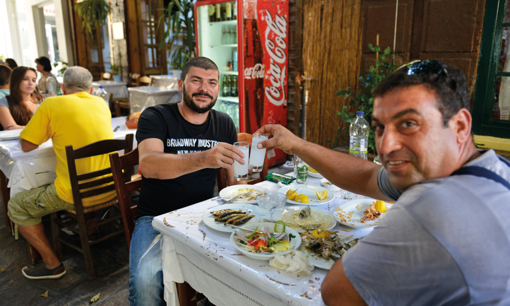 Lesvos' øyhovedstad er vakker fra sjøsiden men det beste er øyas dråper, mener fetterne Vassilis og Christos fra naboøya Khios. Foto: Gjermund Glesnes