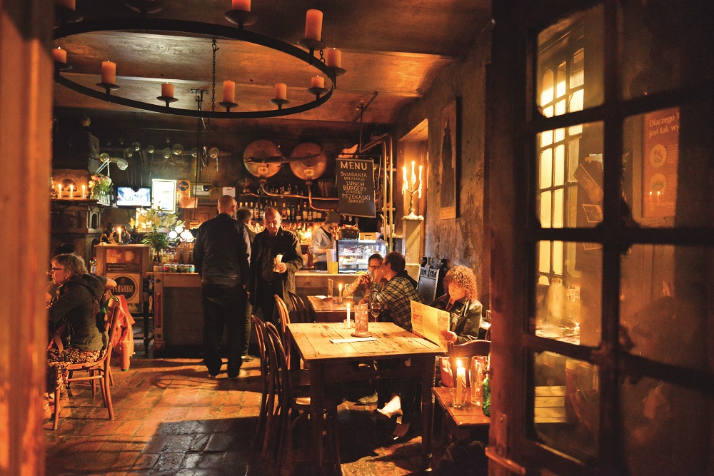 Alchemia var en av de første barene som åpnet da Kazimerz fikk sin renessanse. Den er fortsatt blant bydelens beste. Foto: Gjermund Glesnes