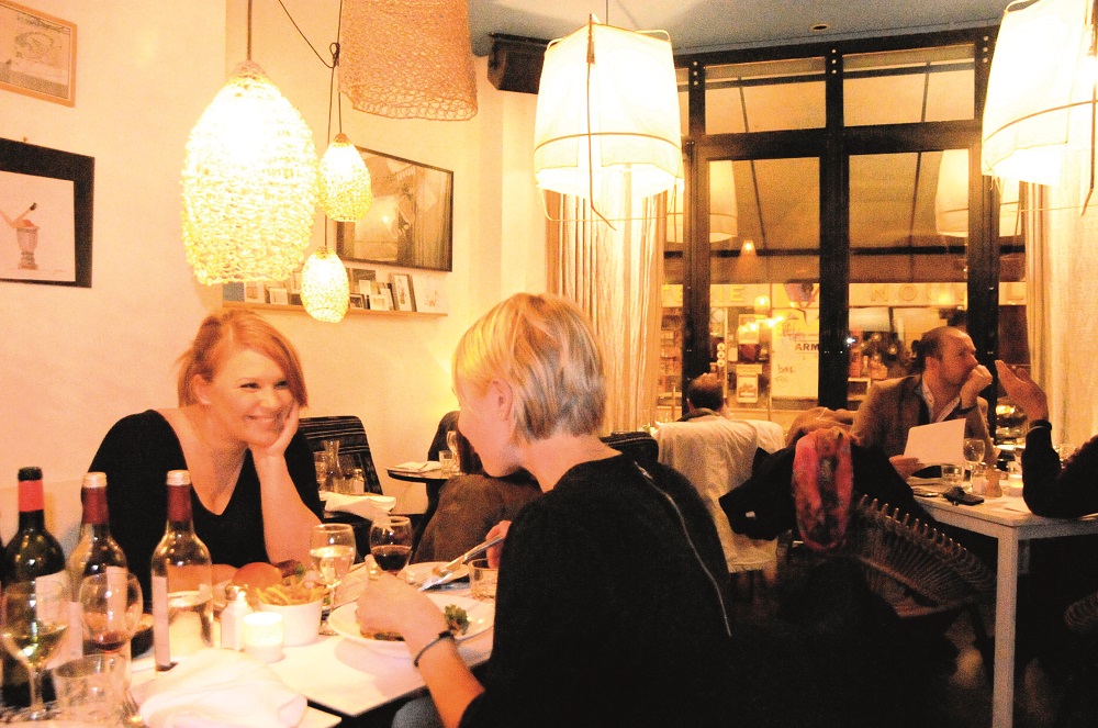 Det sies at man kan sightse i andre deler av Paris og komme til Marais for å spise. Det er virkelig en bydel for matmonser. Foto: Torild Moland