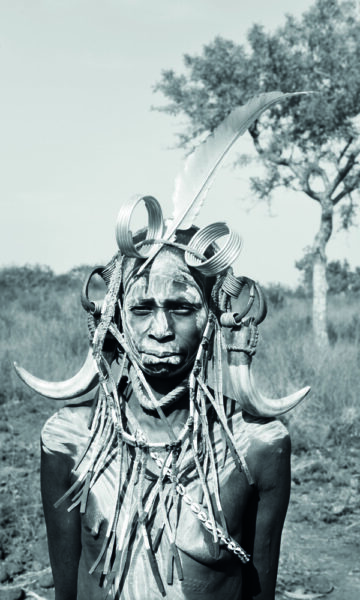 Kalotchi Barlalei mangler kanskje leppeplata som kjennetegner mursikvinner. Men mannen hennes har gitt henne mange andre ting å pynte seg med. Foto: Gjermund Glesnes 