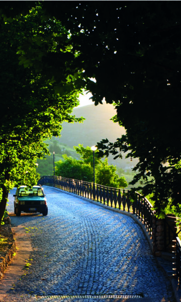 Santo Stefano er en tett knyttneve av en landsby bygd av stein på stein – så perfekt bevart at den kumme ha vært en filmkulisse. Foto: Marte Veimo