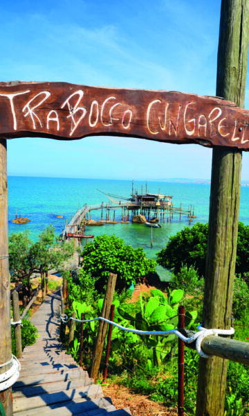 Flere av de gamle fiskehyttene på sjøen er gjort om til restauranter. Foto: Marte Veimo