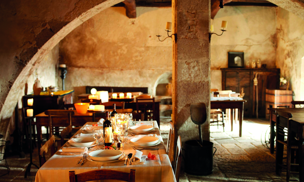 Spisesalen på hotellet Sextantio Albergo Diffuso er tidløs vakker. Foto: Sextantio