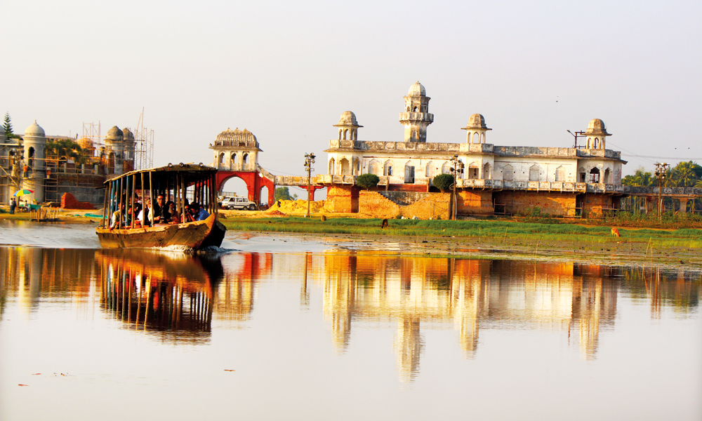 Vannpalasset Neermahal ved innsjøen Rudrasagar stod ferdig i 1930, og er idag Tripuras største attraksjon. Foto: Frank Hansen
