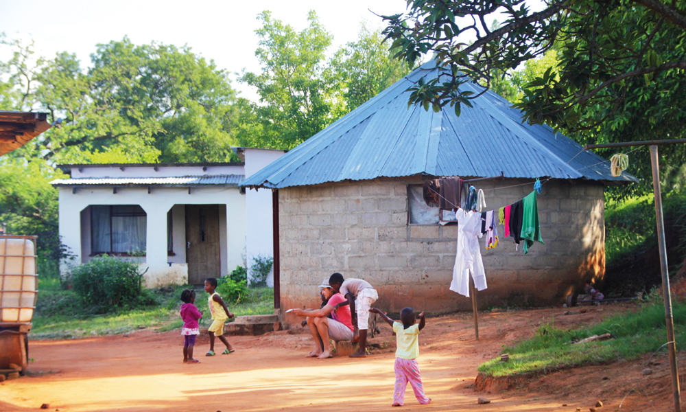 Store deler av dagen ble tilbrakt på gårdsplassen, med lek, dans og fine samtaler.