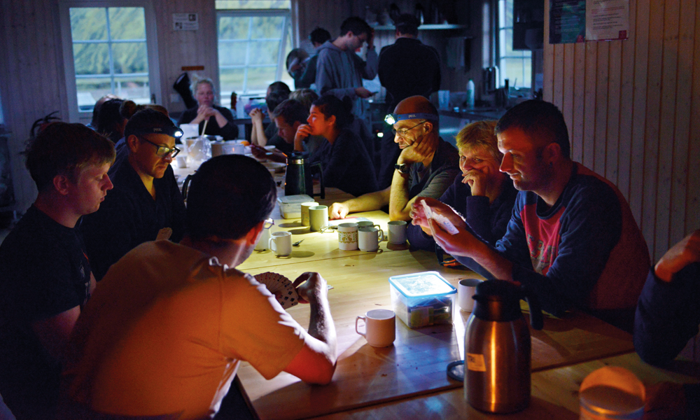 Turfølget finner lett tonen. Og benytter virkelig ingen tussmørket til å jukse litt i kortspillet? Foto: Gjermund Glesnes