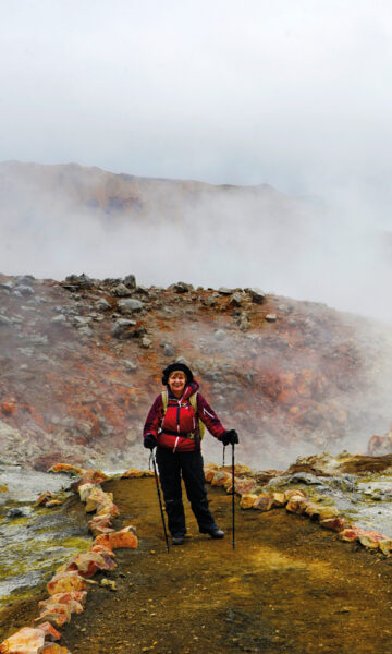 Vi har ikke gått mange timene dra Landmannalaugar før vi kommer til de første svoveldampende hullene i bakken. Kate McBride fra Fife i Skottland har aldri sett noe lignende. Foto: Gjermund Glesnes