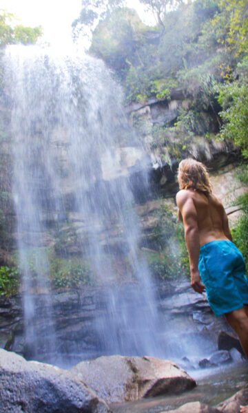 Mellom de mektige fjellene lurer tropiske badeplasser, perfekte for et forfriskende bad. Foto: Kjersti Vangerud