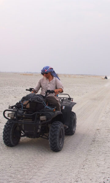 Quadskjøring ut i saltørkenen –&nbsp;morro og befriende. Foto: Torild Moland