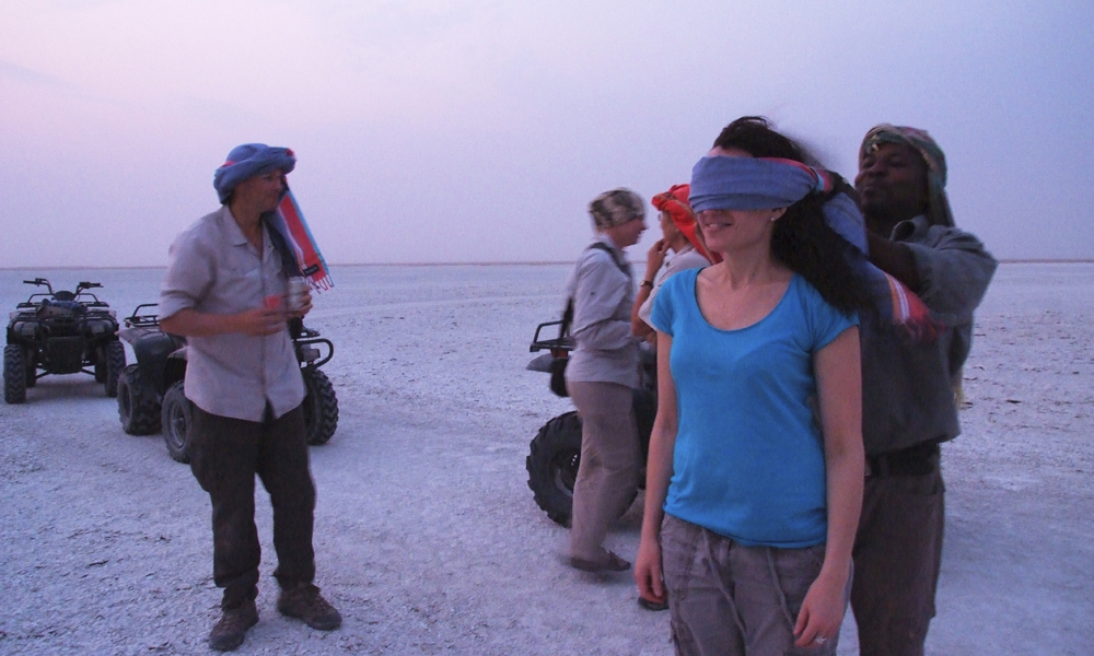 Med bind for øynene består ingen av oss testen – det er umulig å gå rett uten en referanse. Foto: Torild Moland