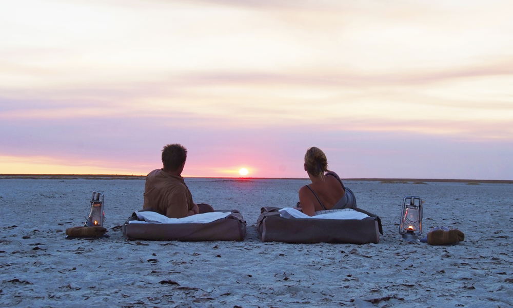 Solnedgang på en av verdens største saltsletter – vakrere blir det nesten ikke. Foto: Ronny Frimann