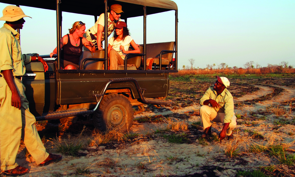 Det føles naturstridig å kjøre safaribil inne i et delta, men de fleste dyreopplevelsene ser vi fra bil og ikke båt. Max, som alle andre guider vi har hatt ved andBeyond-resorter, er ikke bare kunnskapsrik og oppmerksom, men også en knakende trivelig fyr å tilbringe dagene med. Foto: Ronny Frimann