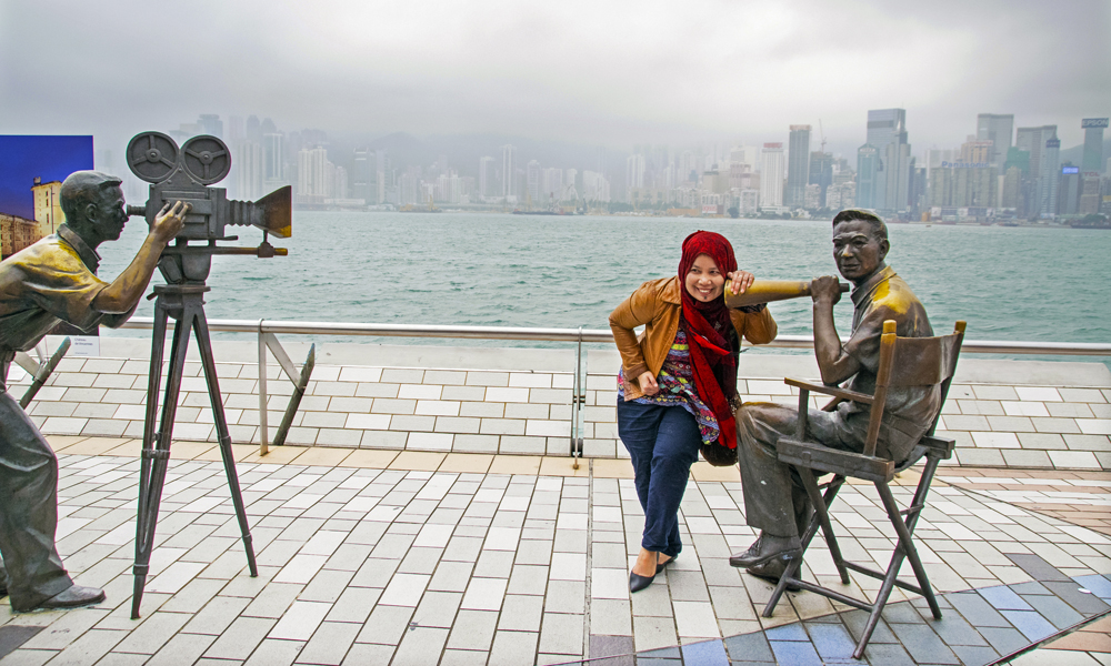 Helt nede ved vannet på Kowloon-siden ligger promenaden Avenue of Stars - Hong Kongs svar på Walk of Fame. Foto: Mari Bareksten