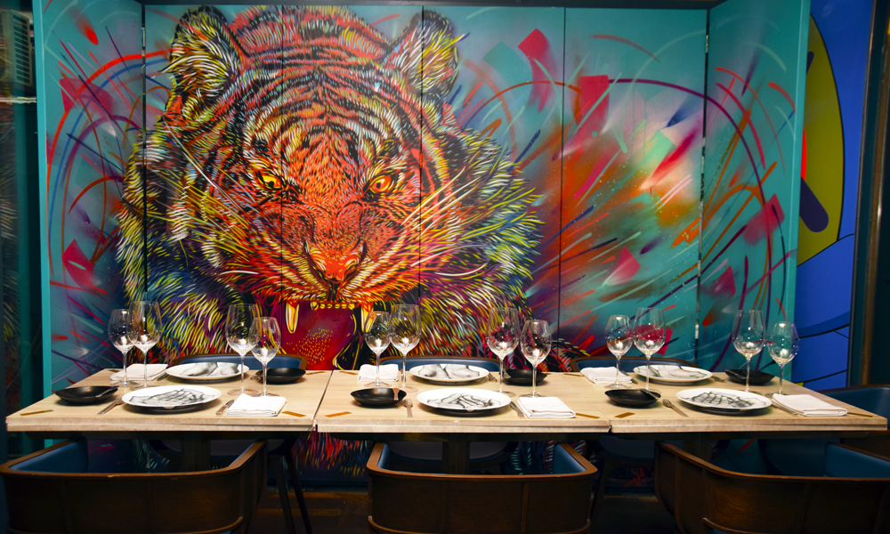 Restauranten Bibo sin kjøkkensjef Mutard Baldé, finner mye inspirasjon av den urbane kunsten som er utstilt i restauranten. Foto: Mari Bareksten