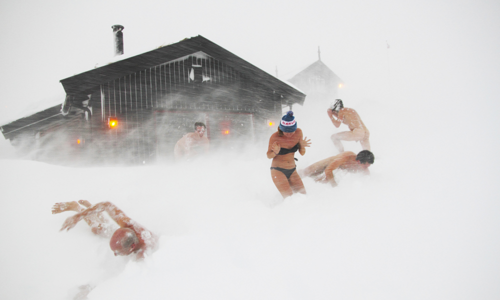 Vi sitter ikke lenge i fjellbadstuen før kroppene skriker etter å bli avkjølt og vi kaster oss ut i snøen. Foto: Håkon Aarthun