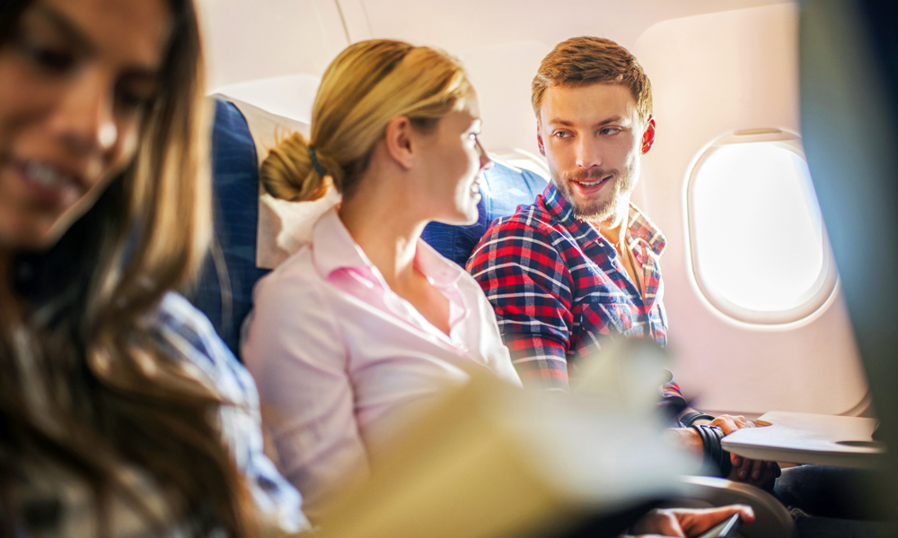 Et av de beste tipsene er å prøve å tenke på noe annet –&nbsp;om det så er ved hjelp av en god bok, musikk på ørene eller en prat med sidemannen. Foto: iStock