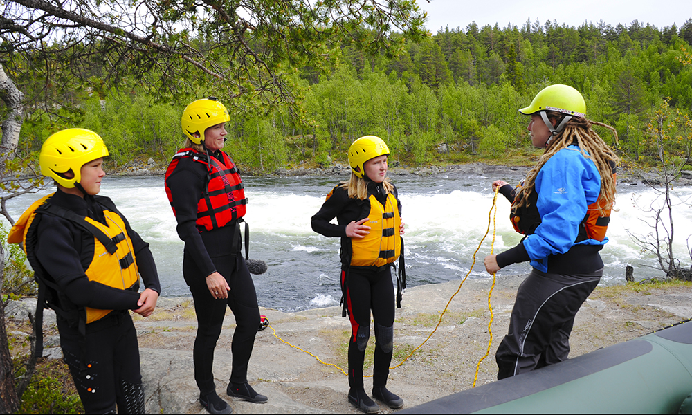 Før ferden får de ferske deltakerne noen gode råd og formaninger. Den viktigste er - alltid hør på Helene. Foto: Ronny Frimann