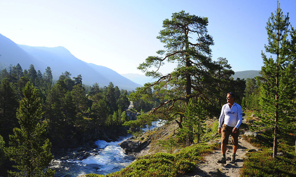 Etter store mengder god, lokal mat gjør det godt med en tur i de flotte omgivelsene. Foto: Torild Moland