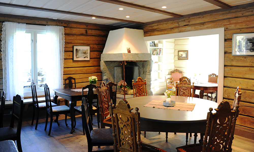 Ingenting er tilfeldig på Billingen Seterpensjonat – alle møbler er gamle og stort sett lokale, kjøpt på auksjon i Skjåk eller arva av den lokale presten. Foto: Torild Moland