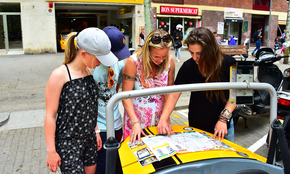 Etter en kort innføring i hvordan bilen fungerer og en titt på kartet, er det bare å sette seg bak rattet og følge bilens instruksjoner. Foto: Torild Moland 