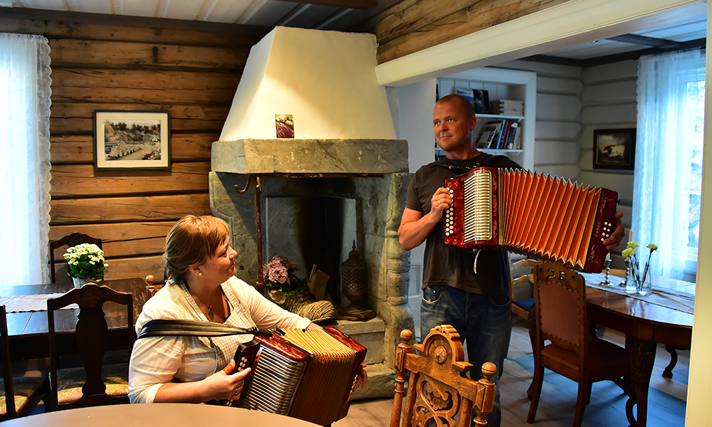 På kveldstid tralles det på trekkspill. Foto: Torild Moland