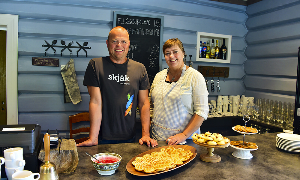 Vertene frister med nystekte vafler. Nam! Foto: Torild Moland