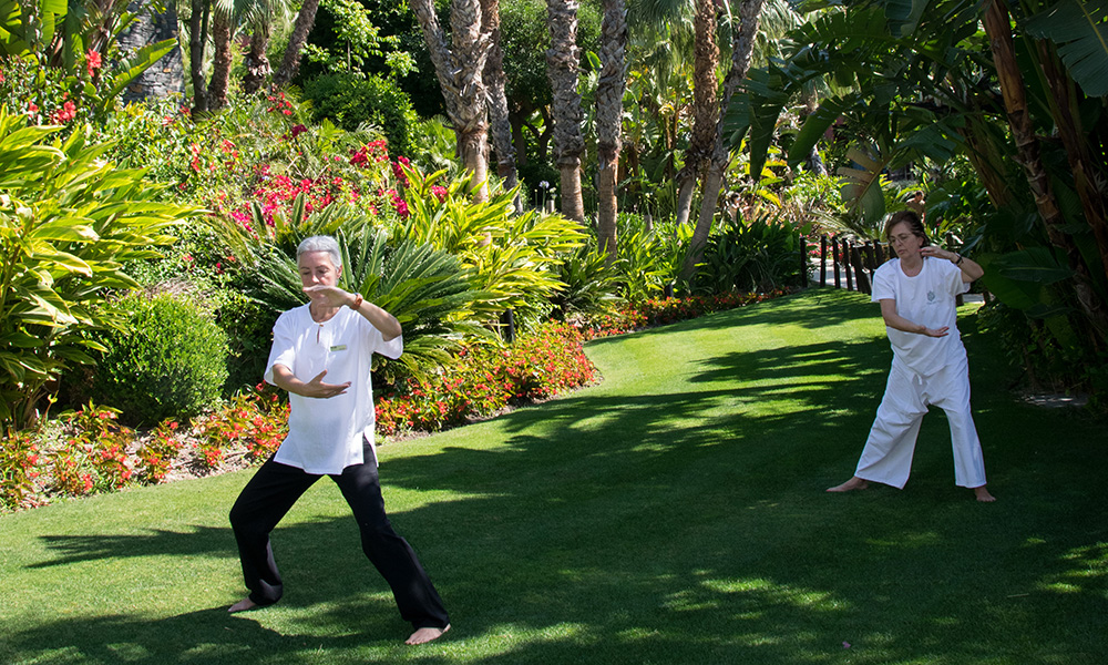 Asia Gardens tilbyr flere gruppetimer til gjestene sine. Her lærer Begona Banó hotellgjest Remedios Gabaldon Tai Chi. Foto: Mari Bareksten