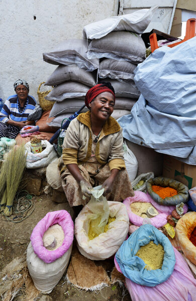 Store smil og fargerike krydder. Foto: Gjermund Glesnes