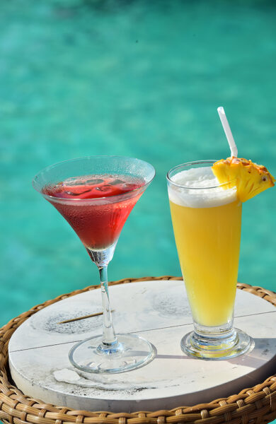 Selv drinkene kommer i glade farger ute i Det indiske hav. Foto: Torild Moland