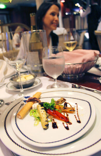 Det er ikke noe å si på danderingen, ei heller smaken, på rettene som blir servert til middag. Foto: Ida Anett Danielsen 