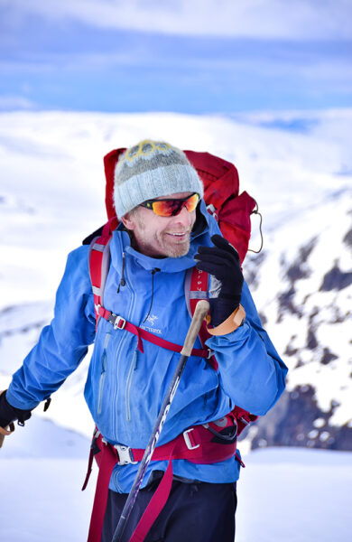 Guide Terje Olav Olsen (63) har gått turen hele 54 ganger før, men lar seg fortsatt imponere. Foto: Mari Bareksten