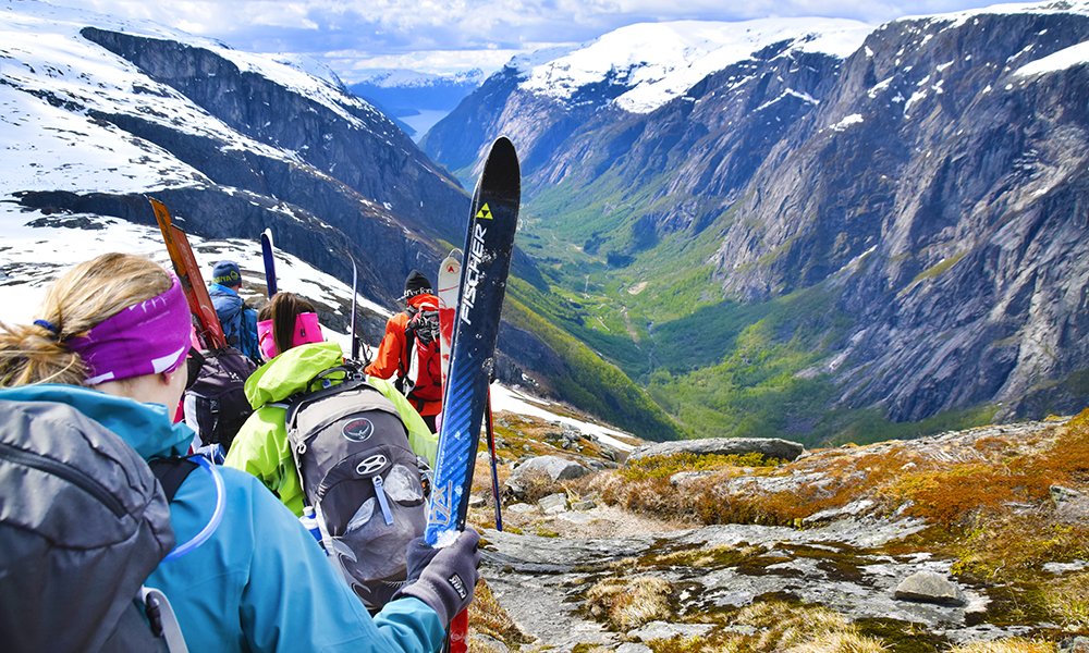 Snø blir etterhvert byttet ut med bar bakke, og vi bytter ut ski med å gå på beina. Foto: Mari Bareksten