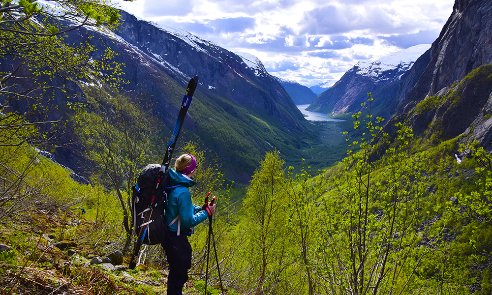 «Fjell til fjord» er kontrastenes tur, hvor den hvite vinteren eterhvert erstattes med blomstrende frukttrær og fristende badevann. Foto: Mari Bareksten