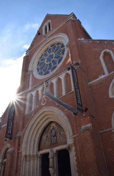 Utsiden ser fortsatt ut som en kirke, men inni gjemmer det seg et fint hotell. Foto: Mari Bareksten