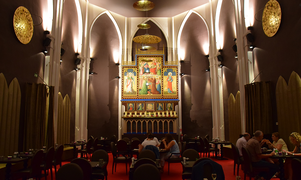 Det er ikke hver dag man kan spise frokost foran et alter. Foto: Mari Bareksten