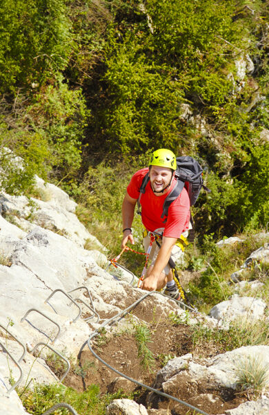 Stefan Pop måtte flytte til storbyen Oradea da han skulle gå skole. – Jeg lengtet bare tilbake. Det er her jeg vil bo, smiler 28-åringen som er aktivitetsguide i fjellet lengst vest i Romania. Foto: Runar Larsen 