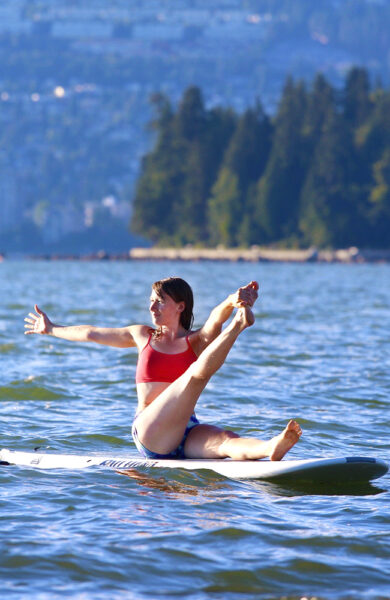 Trenger du en utfordring er det bare å være med på SUP-yoga! Foto: Vancouver Water Adventures