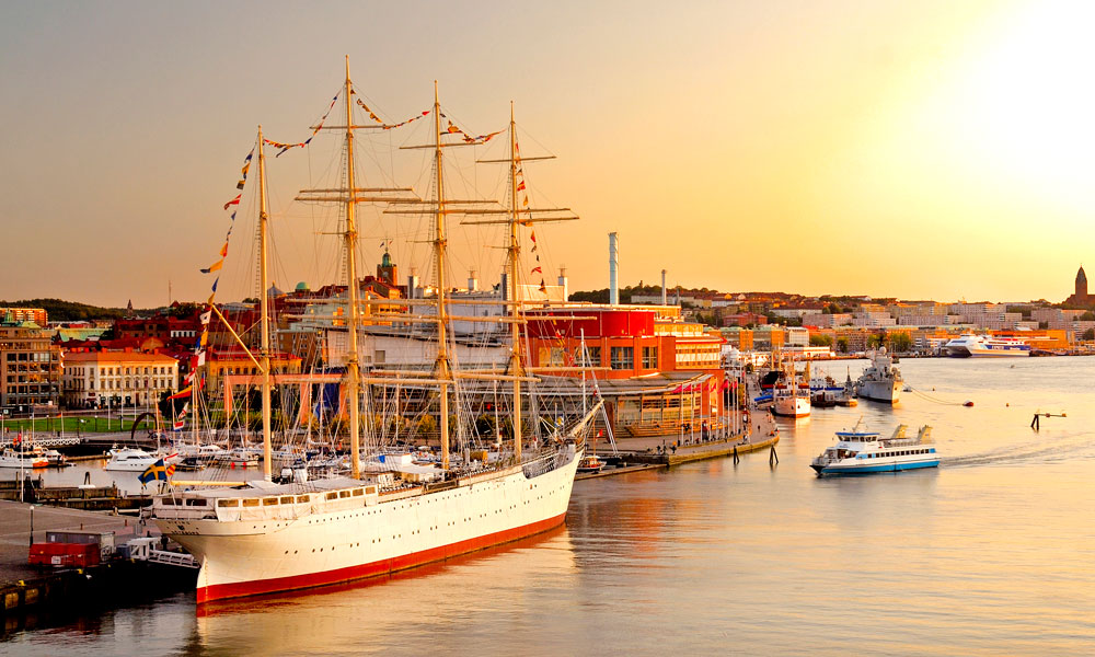 Nyt en flott solnedgang langs Gøteborgs havn. Foto: Göran Assner/imagebank.sweden.se