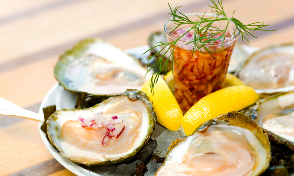 I østersåpning blir man målt på både hurtighet og presisjon. Foto: Lars Ardarve/Göteborg & Co