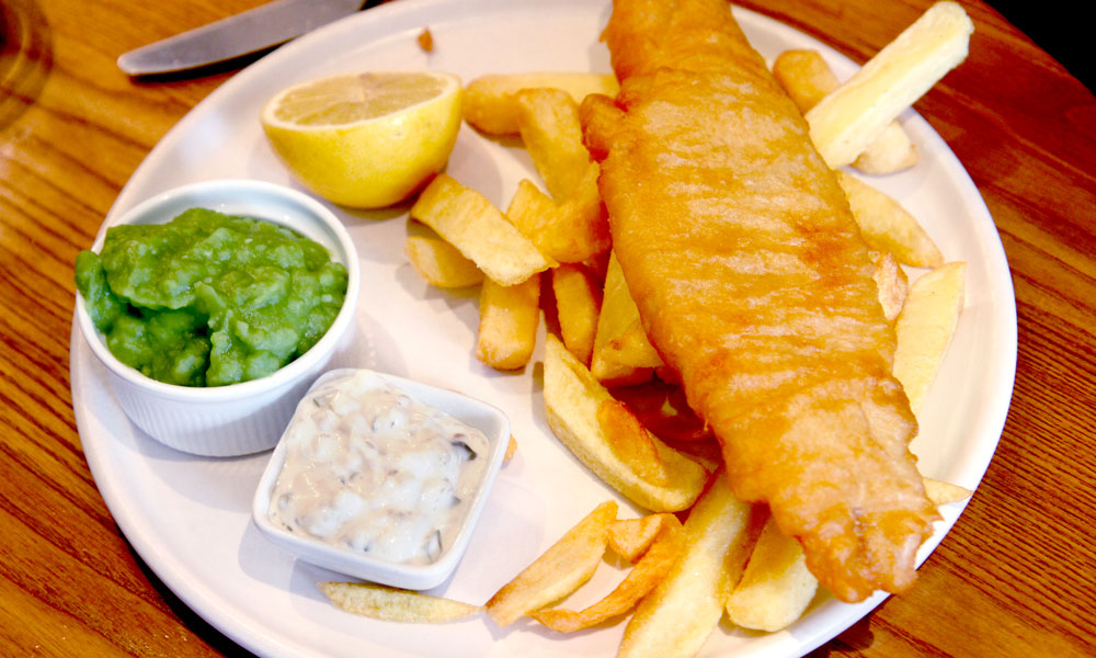 Når sulten trenger seg på kan det kanskje friste med en tradisjonell britisk fish & chips? Foto: Runar Larsen
