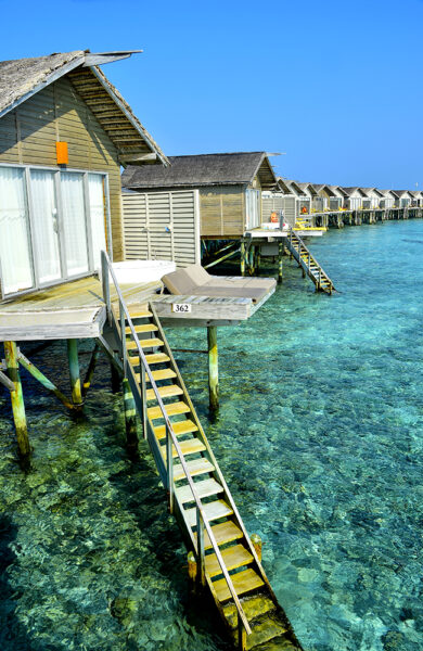 Her bor man på stylter ute i havet, med private solsenger og skikkelig luksus. Foto: Torild Moland