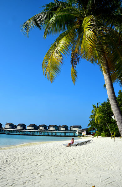Hytter på stylter ute i det turkise vannet ved siden av en vakker, solgul strand –&nbsp;vakrere kan det ikke bli. Foto: Torild Moland 