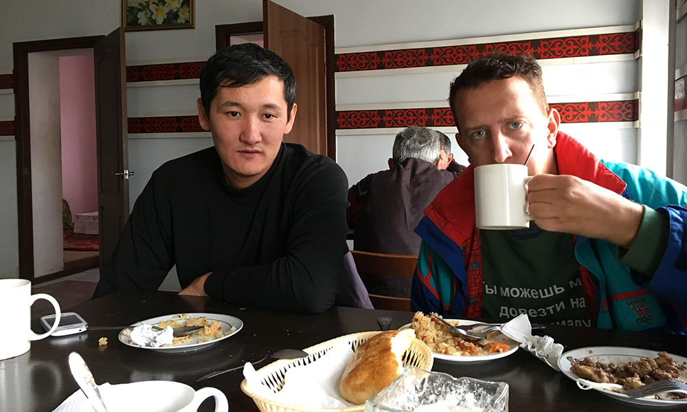 Det blir flere spennende møter på turen – både med mennesker og mat. Foto: TVNorge