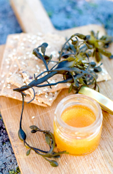 Tangknekkebrød passer godt med hjemmelaget smør fra lokale Greby Mejeri og honning fra egne bikuber. Foto: Mari Bareksten