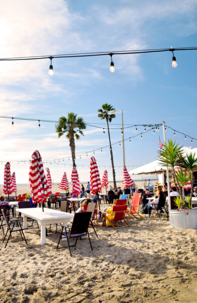 Strand med stripete parasoller.