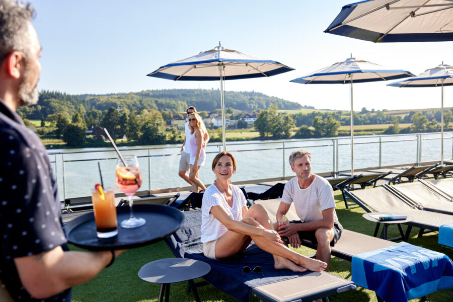 KOSELIG: Fra toppen av skipet kan du nyte livet og se naturen som passerer forbi.